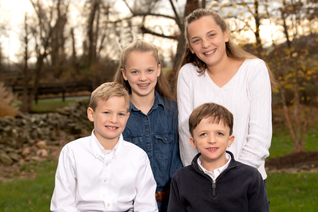 4 Adorable Siblings in the Portrait Park for a new family photo - 1